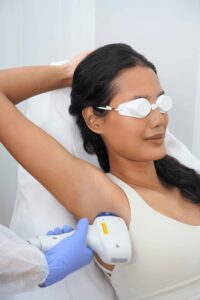 Perbedaan Antara Laser Hair Removal dan IPL: Mengapa Laser adalah Metode yang Lebih Baik